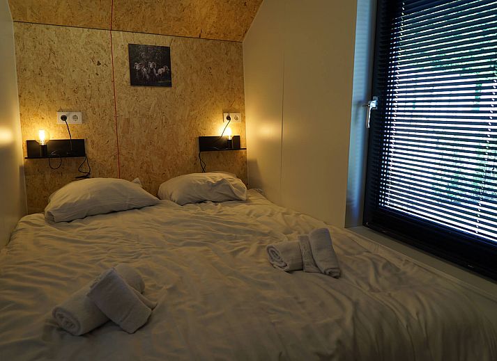 Gezellige binnenruimte van de Vrijstaande woning in Otterlo met uitzicht op terras en groene omgeving, gelegen in de Veluwe, Gelderland.