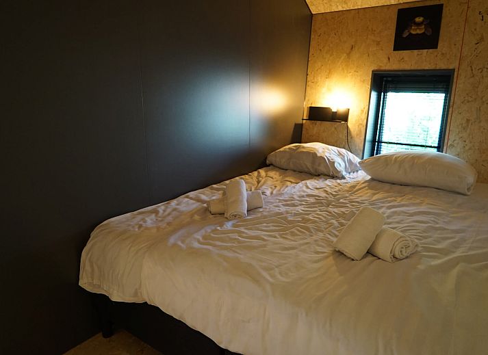 Gezellige binnenruimte van de Vrijstaande woning in Otterlo met uitzicht op terras en groene omgeving, gelegen in de Veluwe, Gelderland.