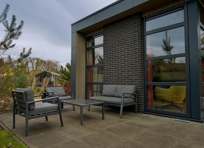 Geniet van de serene natuur bij de vrijstaande woning in Otterlo, Veluwe. Ontspannen terras met comfortabele zitruimte in Gelderland.