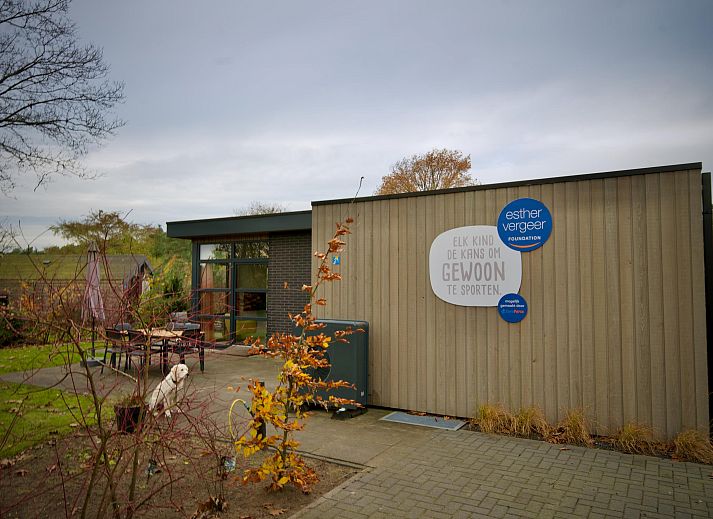 Geniet van de serene natuur bij de vrijstaande woning in Otterlo, Veluwe. Ontspannen terras met comfortabele zitruimte in Gelderland.