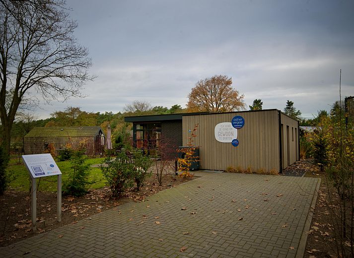 Geniet van de moderne veranda bij de Vrijstaande woning in Otterlo, gelegen in de prachtige Veluwe, Gelderland.