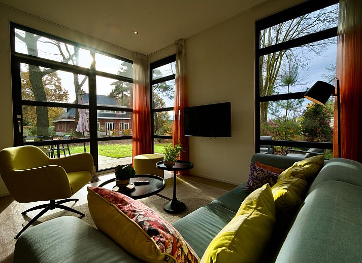 Geniet van de moderne veranda bij de Vrijstaande woning in Otterlo, gelegen in de prachtige Veluwe, Gelderland.