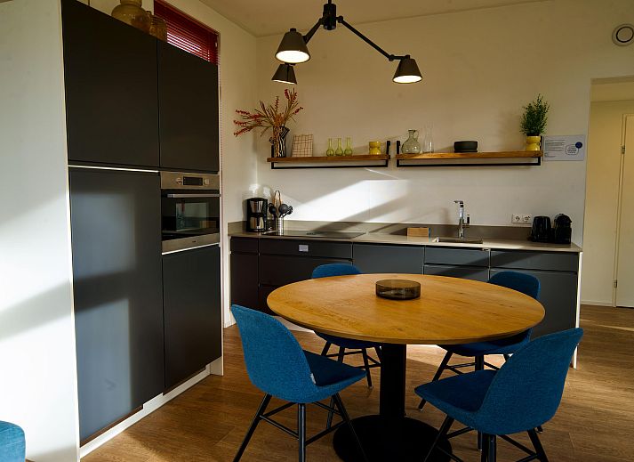 Geniet van de moderne veranda bij de Vrijstaande woning in Otterlo, gelegen in de prachtige Veluwe, Gelderland.