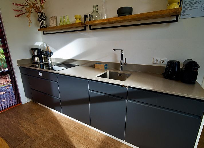 Geniet van de moderne veranda bij de Vrijstaande woning in Otterlo, gelegen in de prachtige Veluwe, Gelderland.