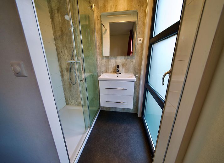 Sfeervolle slaapkamer in Vrijstaande woning in Otterlo, Veluwe, Gelderland met uitzicht op de natuur.