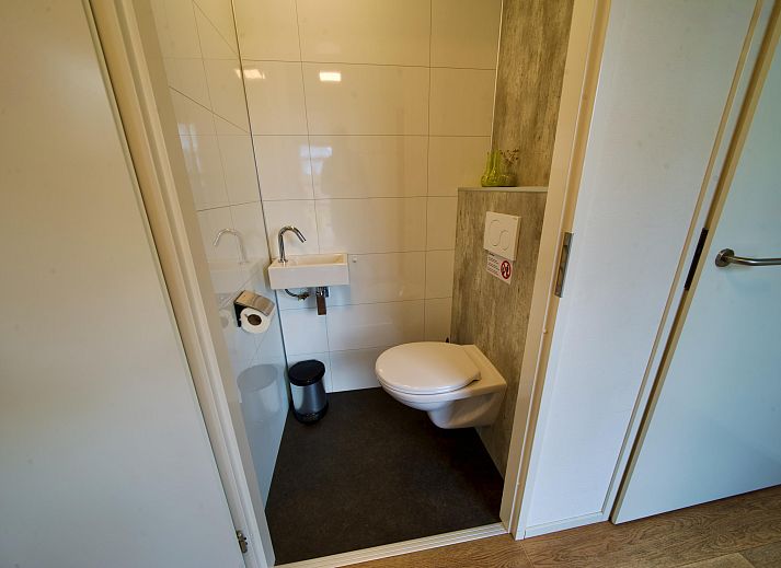 Sfeervolle slaapkamer in Vrijstaande woning in Otterlo, Veluwe, Gelderland met uitzicht op de natuur.