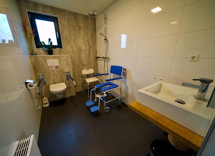 Sfeervolle slaapkamer in Vrijstaande woning in Otterlo, Veluwe, Gelderland met uitzicht op de natuur.