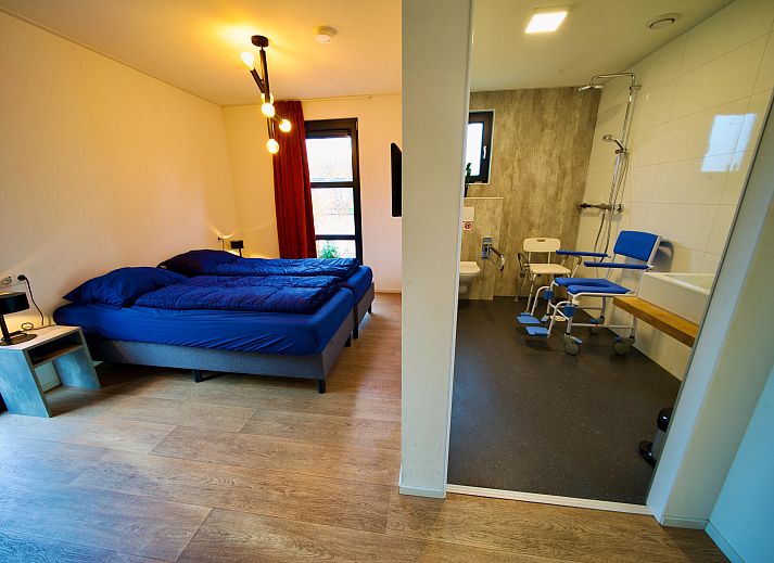 Vrijstaande woning in Otterlo op de Veluwe, Gelderland, met een ruim terras en omringd door natuur, ideaal voor een rustige vakantie.