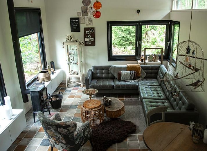 Schnee bedeckt den Wald um das Ferienhaus in Otterlo, ein charmantes Ferienhaus in der Veluwe, Gelderland, umgeben von Natur.