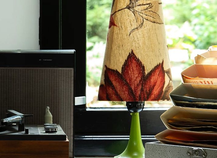 Stilvolles Aeusseres des Ferienhauses in Otterlo, Veluwe mit natuerlicher Dekoration und gruener Umgebung in Gelderland.