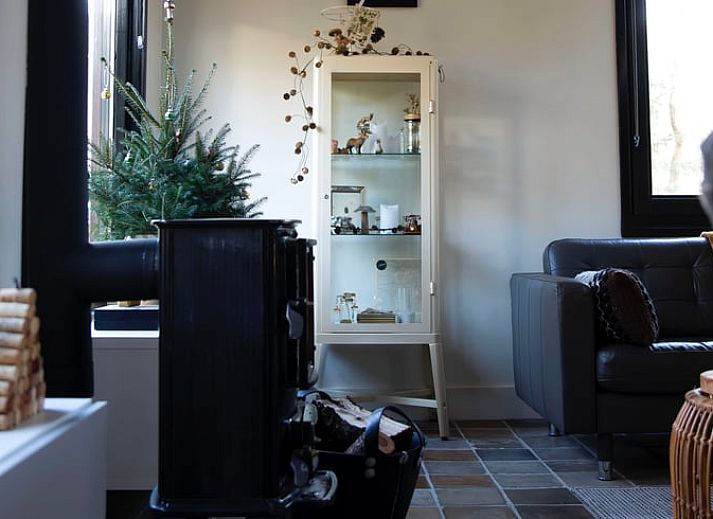 Stilvolles Aeusseres des Ferienhauses in Otterlo, Veluwe mit natuerlicher Dekoration und gruener Umgebung in Gelderland.