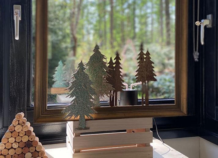 Stilvolles Aeusseres des Ferienhauses in Otterlo, Veluwe mit natuerlicher Dekoration und gruener Umgebung in Gelderland.