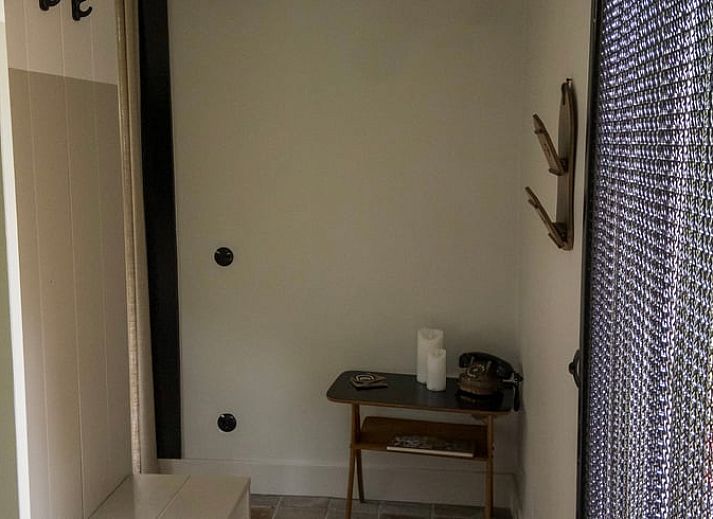 Gemuetliche Essecke im Ferienhaus in Otterlo, Veluwe, Gelderland, mit rustikalem Tisch und warmer Atmosphaere fuer einen entspannten Aufenthalt.