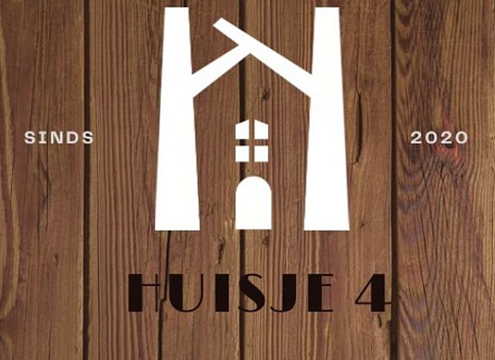 Gemuetliche Essecke im Ferienhaus in Otterlo, Veluwe, Gelderland, mit rustikalem Tisch und warmer Atmosphaere fuer einen entspannten Aufenthalt.