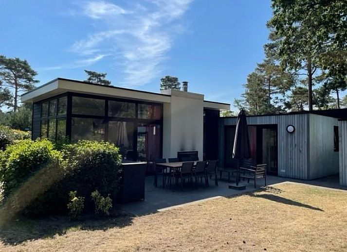 Cube Maximum 6 Ferienhaus in Otterlo, Veluwe, Gelderland mit sonniger Terrasse und umgeben von der Natur.