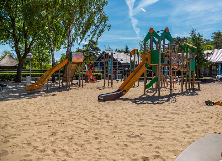 Comfortabele zithoek in Vakantiehuis Boekhorst 5, Otterlo, Veluwe met stijlvolle meubels en gezellige sfeer.