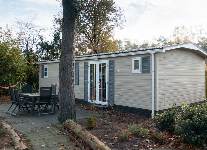 Ruime eetkamer en keuken in Vakantiehuis Mobilehome 6 in Otterlo, Veluwe, ideaal voor familiediners.