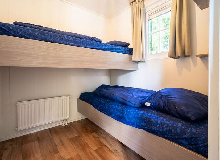 Ruime eetkamer en keuken in Vakantiehuis Mobilehome 6 in Otterlo, Veluwe, ideaal voor familiediners.