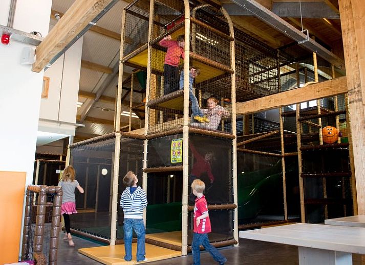 Slaapkamer met tweepersoonsbed in Vakantiehuis Mobilehome 6, Otterlo, Veluwe, voor een goede nachtrust.