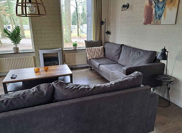 Essecke im adaptierten Bungalow het Edelhert, Ferienhaus in Epe, Veluwe, mit Holztisch und modernen Stuehlen.