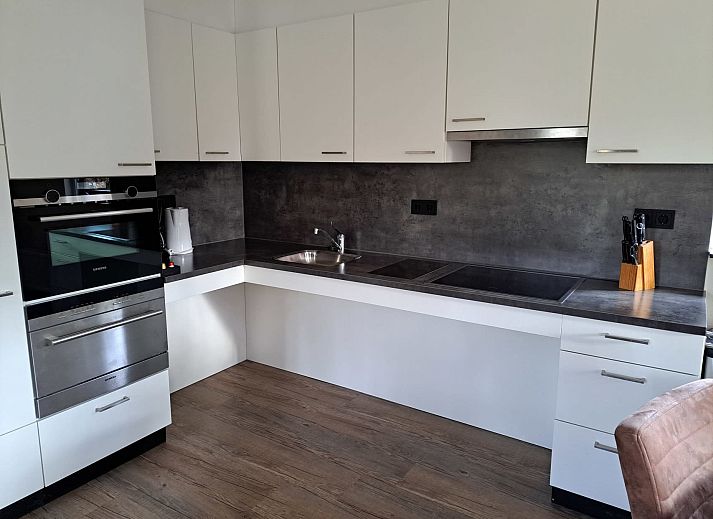 Eingangshalle des adaptierten Bungalows het Edelhert, Ferienhaus in Epe, Veluwe, mit Schiebetuer zum Wohnbereich.