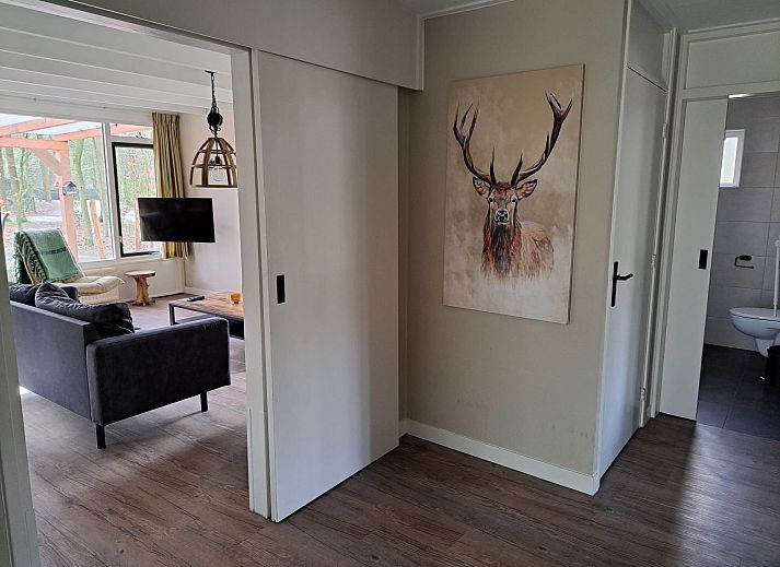 Eingangshalle des adaptierten Bungalows het Edelhert, Ferienhaus in Epe, Veluwe, mit Schiebetuer zum Wohnbereich.