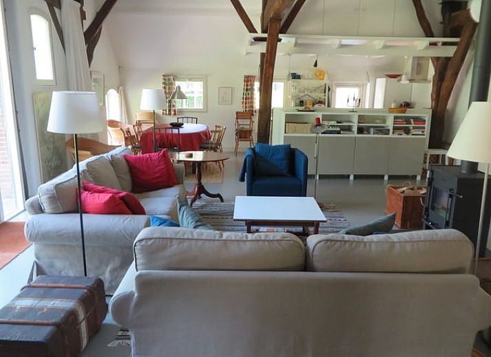 Vakantiehuis in Epe op de Veluwe, Gelderland, met rieten dak en kleurrijke tuin, ideaal voor natuurliefhebbers.