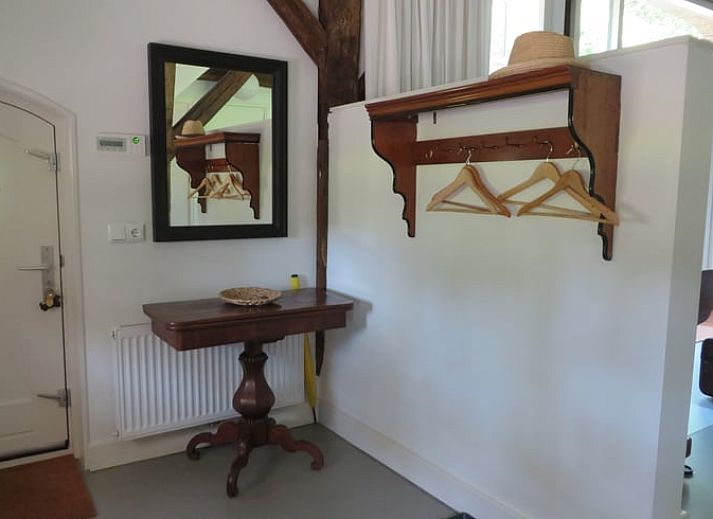 Vakantiehuis in Epe op de Veluwe, Gelderland, met rieten dak en kleurrijke tuin, ideaal voor natuurliefhebbers.