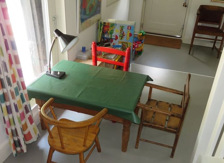 Gezellige woonkamer van Vakantiehuis in Epe, Veluwe, Gelderland, met comfortabele banken en veel natuurlijk licht.