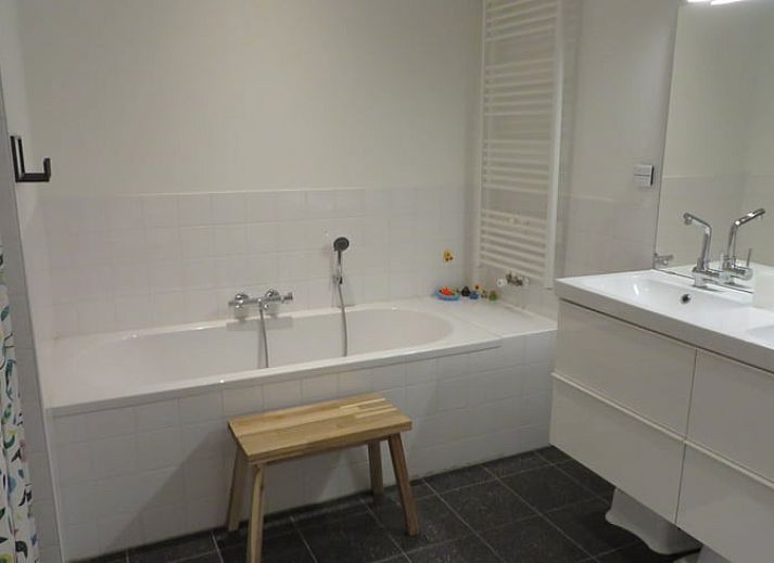 Gezellige woonkamer van Vakantiehuis in Epe, Veluwe, Gelderland met comfortabele banken en open keuken.