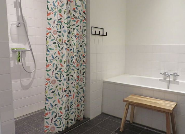 Gezellige woonkamer van Vakantiehuis in Epe, Veluwe, Gelderland met comfortabele banken en open keuken.