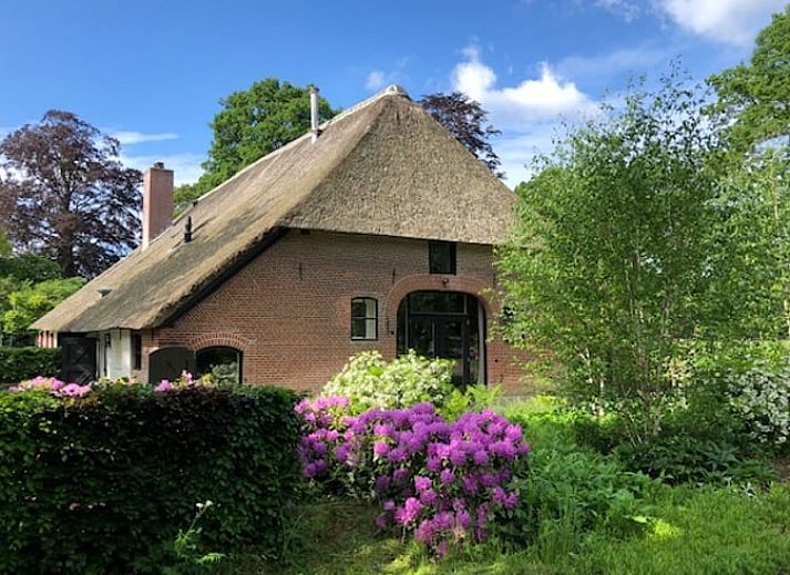 Gezellige keuken in Vakantiehuis in Epe, Veluwe, Gelderland, met moderne apparatuur en rustieke houten balken voor een sfeervol verblijf.