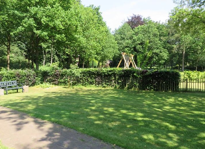 Stijlvolle binnenruimte van Vakantiehuis in Epe, gelegen in de Veluwe, Gelderland, met een elegante houten tafel en spiegel.