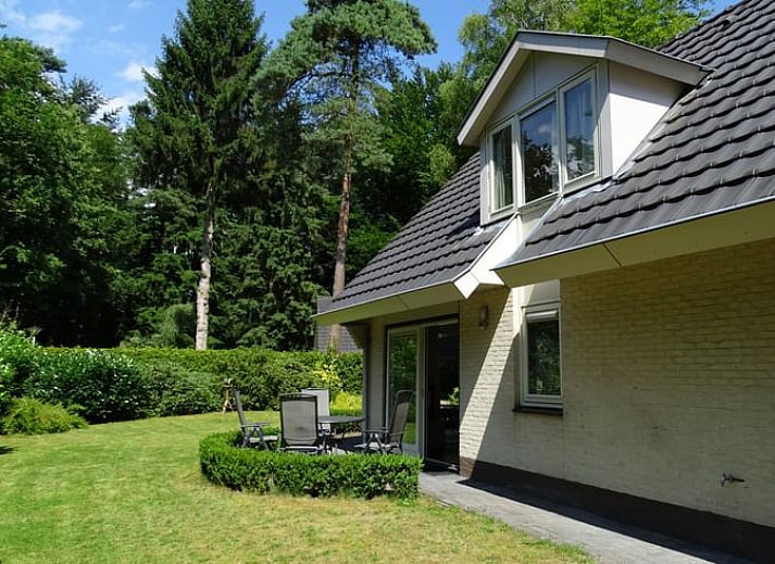 Vacation home in Epe surrounded by the green nature of the Veluwe, Gelderland, with a beautiful view of the wooded landscape.