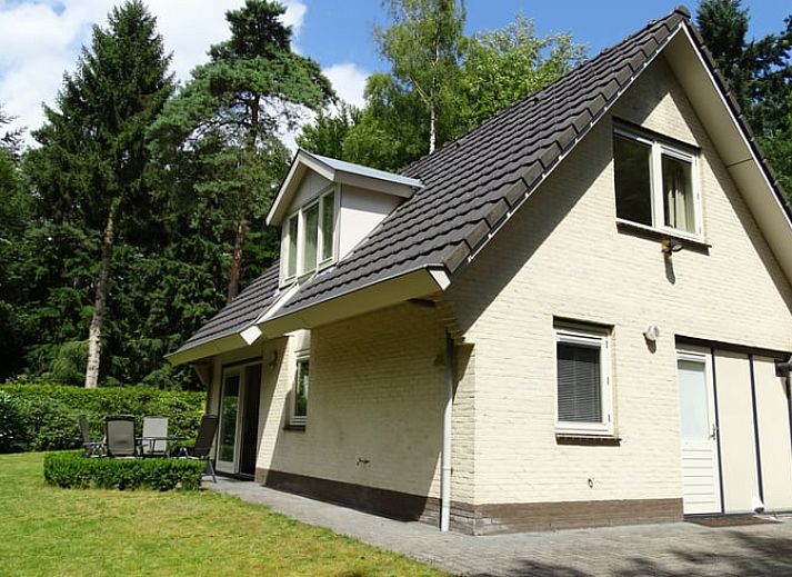Vacation home in Epe surrounded by the green nature of the Veluwe, Gelderland, with a beautiful view of the wooded landscape.