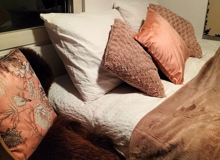 Geniet van een glas wijn op het terras van Vakantiehuis in Epe, Veluwe, Gelderland, omgeven door natuur.