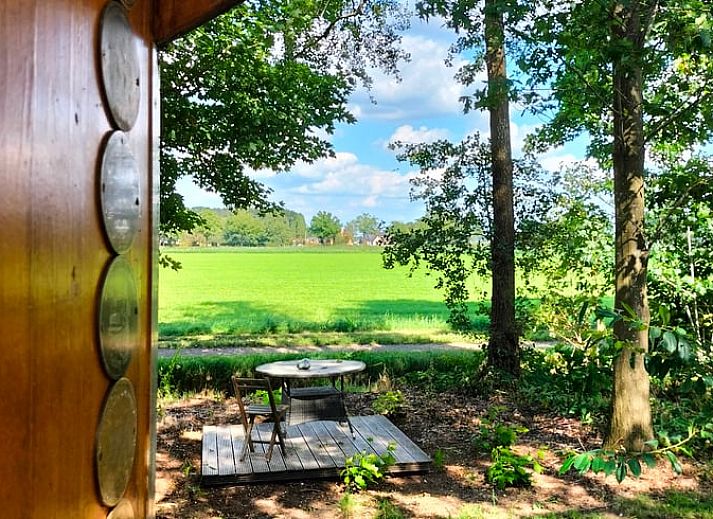 Gezellige binnenruimte van Vakantiehuis in Epe, Veluwe, Gelderland met sfeervolle kaarsen en kunst.