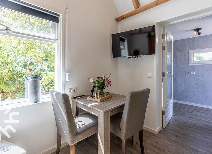 Sfeervolle slaapkamer in DG1439 vakantiehuis Epe, Veluwe met houten accenten.