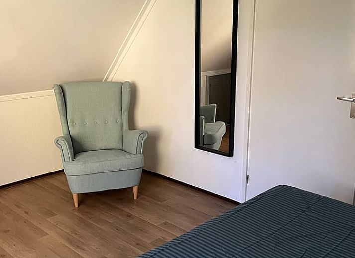 Gezellige woonkamer in Huisje in Epe, Veluwe, Gelderland met comfortabele banken en veel natuurlijk licht.