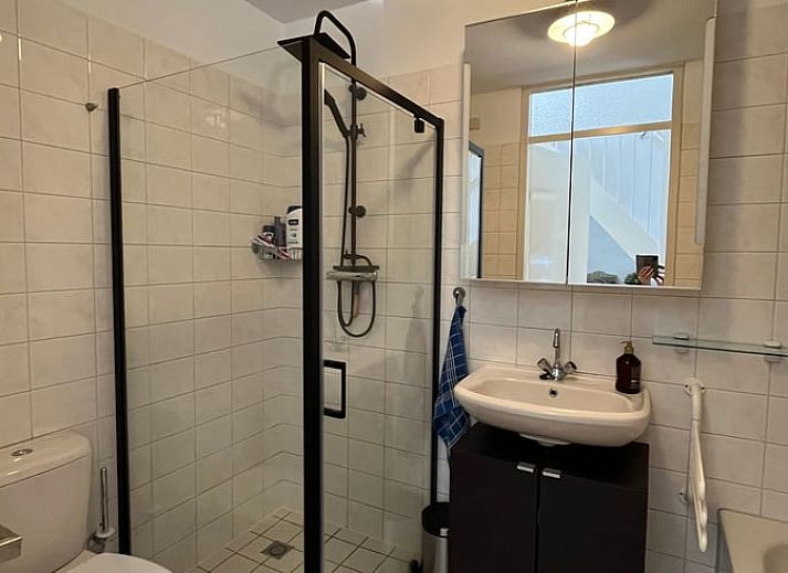 Gezellige woonkamer in Huisje in Epe, Veluwe, Gelderland met comfortabele banken en veel natuurlijk licht.