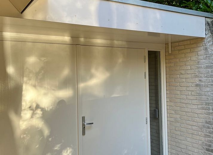 Gezellige woonkamer in Huisje in Epe, Veluwe, Gelderland met comfortabele banken en veel natuurlijk licht.