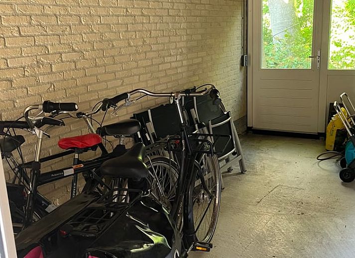 Gezellige woonkamer in Huisje in Epe, Veluwe, Gelderland met comfortabele banken en veel natuurlijk licht.