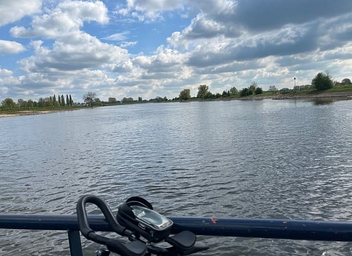 Geniet van de rust op het terras van Huisje in Epe, een vakantiehuis op de Veluwe in Gelderland, omringd door weelderige natuur.