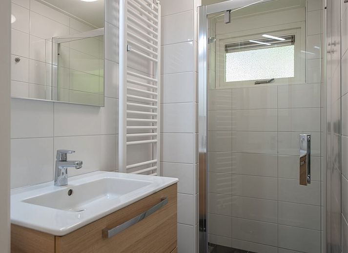 Cozy living room of S4A Comfort bungalow in Epe, Veluwe, overlooking terrace and green surroundings.