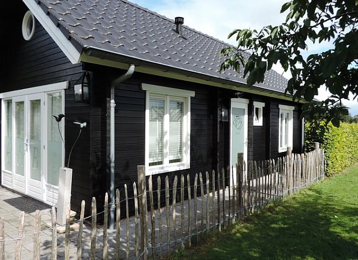 Charmantes Ferienhaus in Epe, Veluwe, Gelderland mit einer einladenden Veranda und gruener Umgebung, ideal fuer einen entspannten Aufenthalt.