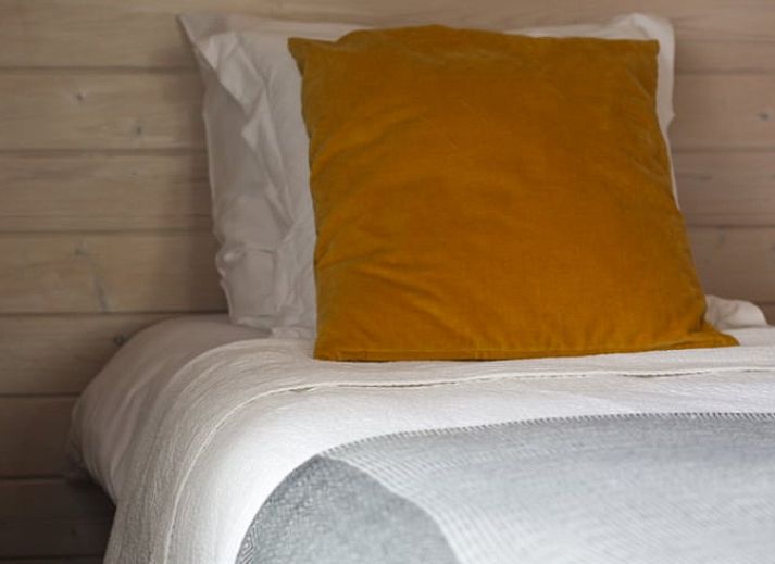 Gemuetlicher Innenbereich des Ferienhauses in Epe, Veluwe, Gelderland, mit Holzwaenden und moderner Essgruppe fuer einen entspannten Aufenthalt.