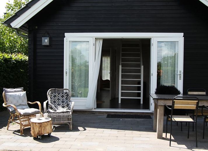 Gemuetlicher Innenbereich des Ferienhauses in Epe, Veluwe, Gelderland, mit Holzwaenden und moderner Essgruppe fuer einen entspannten Aufenthalt.