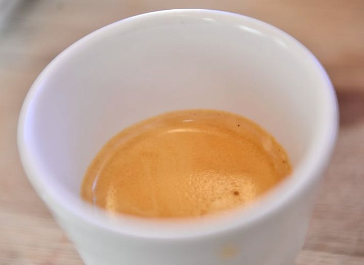 Moderne Kueche im Ferienhaus in Epe, Veluwe, Gelderland, mit stilvollem Kochfeld und Geschirr fuer einen komfortablen Aufenthalt.