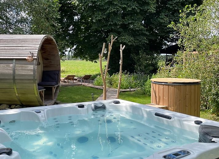Entspannen Sie sich im Garten des Ferienhauses in Scherpenzeel, Gelderland, mit Sauna und Blick auf die Veluwe-Landschaft.