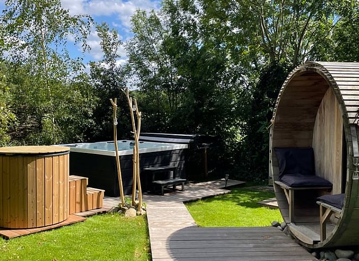 Entspannen Sie sich im Garten des Ferienhauses in Scherpenzeel, Gelderland, mit Sauna und Blick auf die Veluwe-Landschaft.